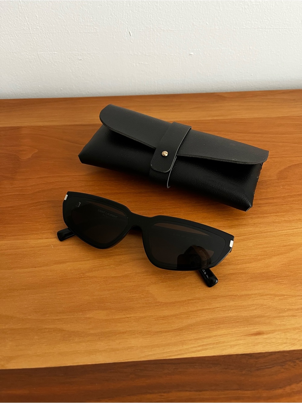 Sleek Black Rectangular Sunglasses - Picture 3 of 6